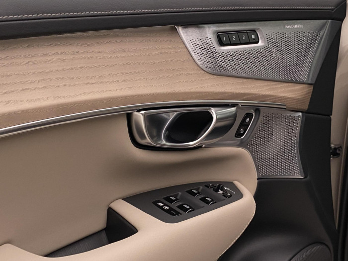 Volvo XC90 T8 AWD Plug-in DARK PLUS 7m na operativní leasing