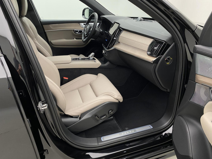 Volvo XC90 T8 AWD Plug-in BRIGHT PLUS 7m na operativní leasing