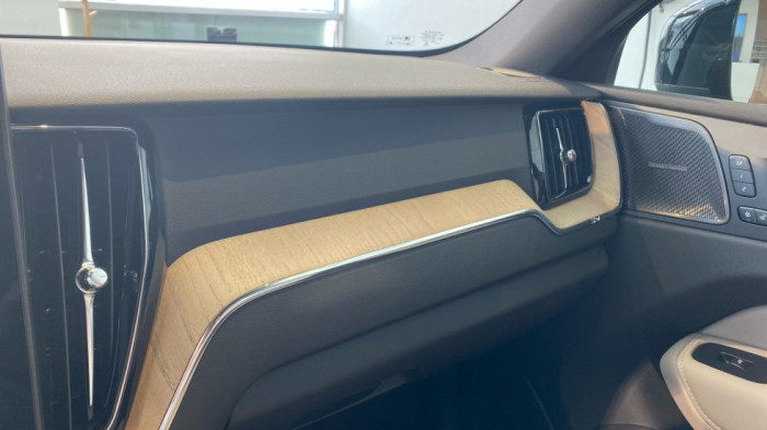 Volvo XC60 PLUS BRIGHT, B5 AWD, 184+10 kW / 250+14 HP na operativní leasing