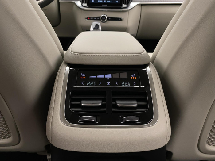 Volvo XC90 T8 AWD Plug-in BRIGHT PLUS 7m na operativní leasing