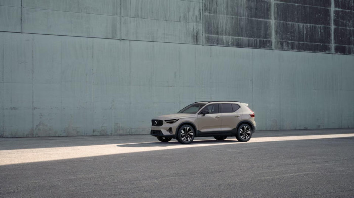 Volvo XC40 B3 AUT DARK ULTRA na operativní leasing