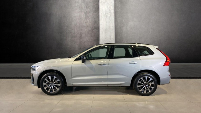 Volvo XC60 PLUS DARK, B5 AWD, 184+10 kW / 250+14 HP na operativní leasing