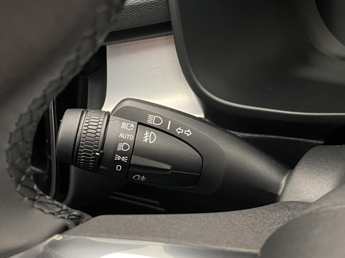 Volvo XC40 B4 AUT DARK PLUS na operativní leasing