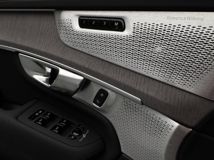 Volvo XC90 T8 AWD Plug-in ULTRA DARK 7m na operativní leasing