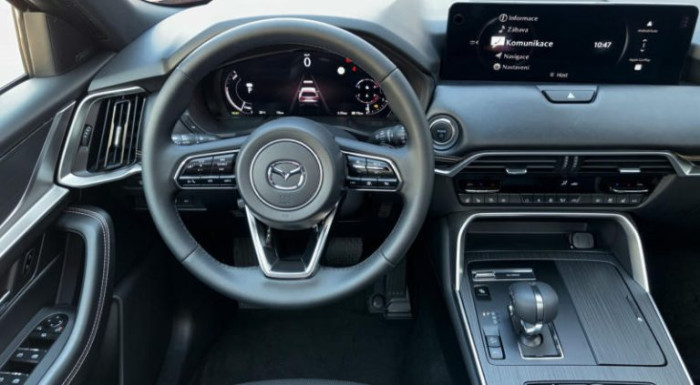 MAZDA CX-60 2.5 PHEV HOMURA PLUS – VÝKON, KTERÝ NEPLATÍTE NA KAŽDÉ TANKOVÁNÍ na operativní leasing