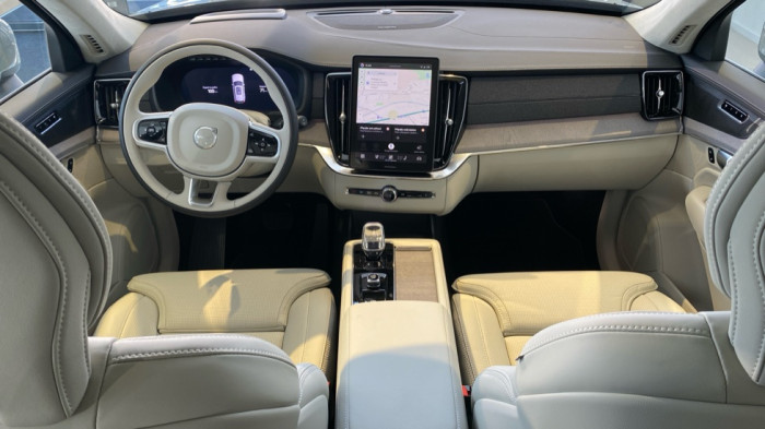 Volvo XC90 ULTRA BRIGHT, T8 AWD, 228+107 kW / 310+145 HP na operativní leasing