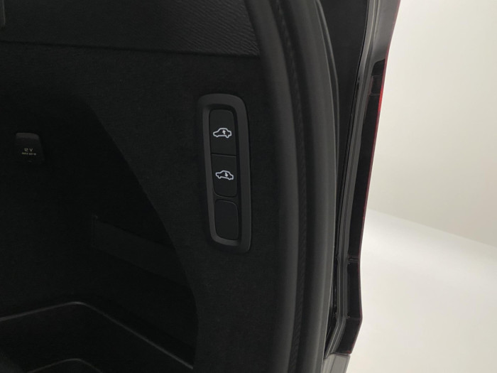 Volvo XC90 B5 AWD BLACK EDITION PLUS 7 na operativní leasing