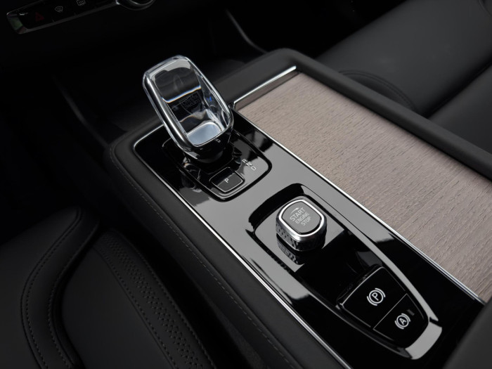Volvo XC90 T8 AWD Plug-in BRIGHT PLUS 7m na operativní leasing