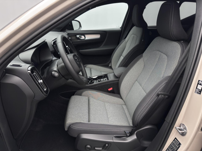 Volvo XC40 B3 AUT DARK PLUS na operativní leasing