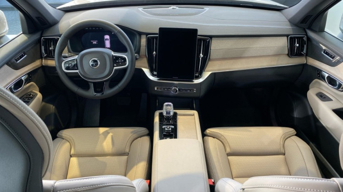 Volvo XC90 PLUS BRIGHT, B5 AWD, 184+10 kW / 250+14 HP na operativní leasing