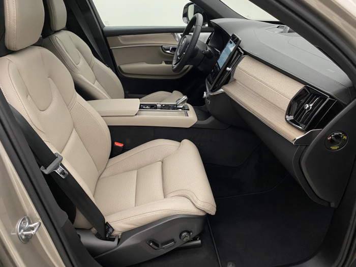 Volvo XC90 T8 AWD Plug-in DARK PLUS 7m na operativní leasing