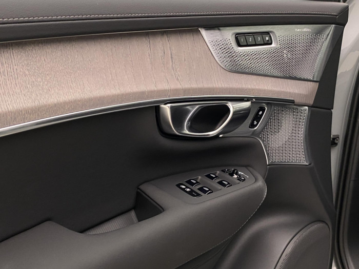 Volvo XC90 T8 AWD Plug-in DARK PLUS 7m na operativní leasing