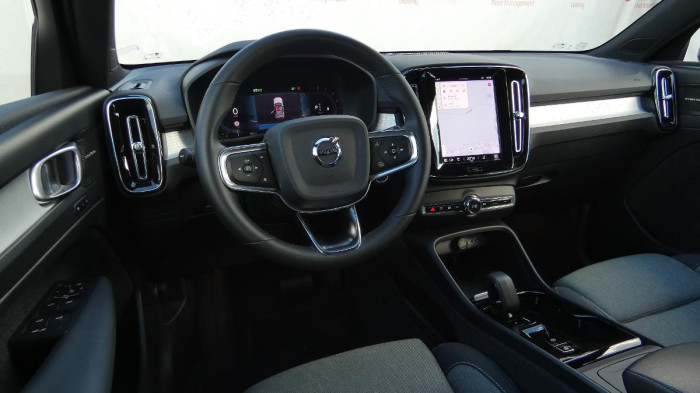 Volvo XC40 B3 PLUS DARK DCT na operativní leasing