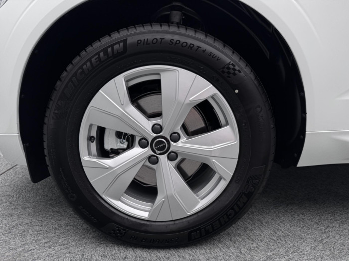 Volvo XC60 B5 AWD AUT ESSENTIAL na operativní leasing