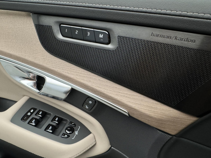 Volvo XC90 T8 AWD Plug-in ULTRA DARK 7m na operativní leasing