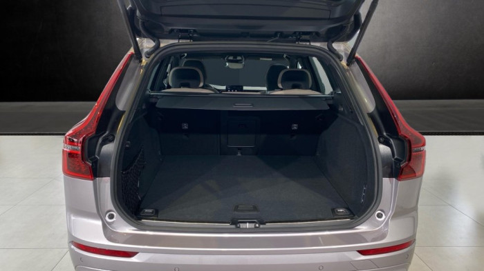 Volvo XC60 PLUS DARK, B5 AWD, 184+10 kW / 250+14 HP na operativní leasing