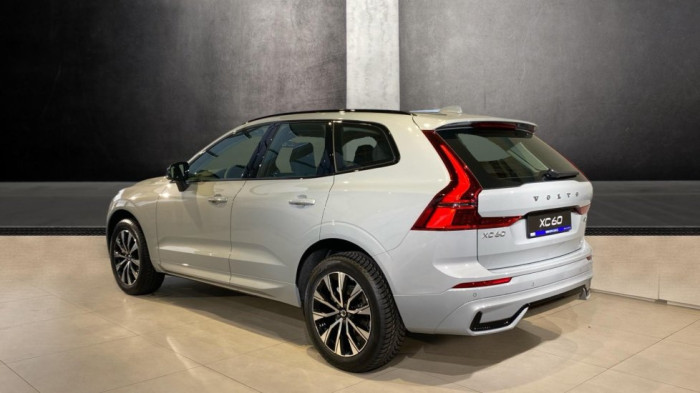 Volvo XC60 PLUS DARK, B5 AWD, 184+10 kW / 250+14 HP na operativní leasing