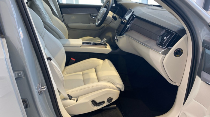 Volvo XC90 ULTRA BRIGHT, T8 AWD, 228+107 kW / 310+145 HP na operativní leasing