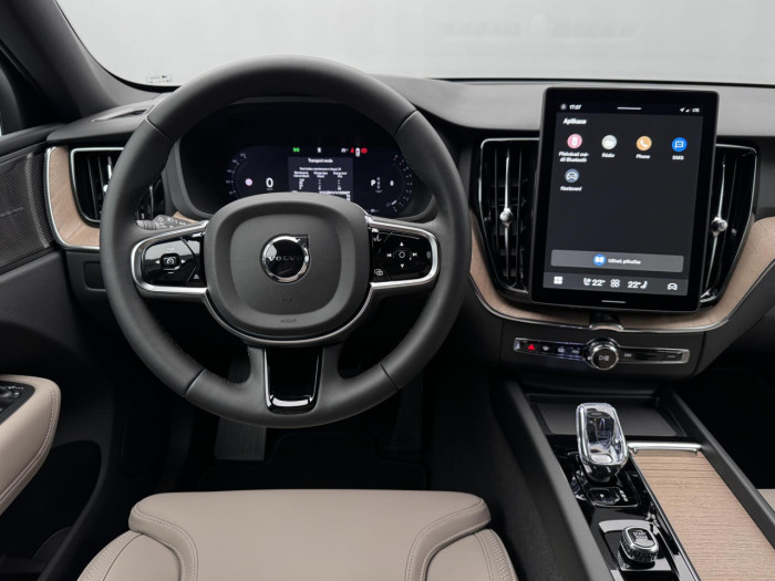 Volvo XC60 B5 AWD AUT DARK PLUS na operativní leasing