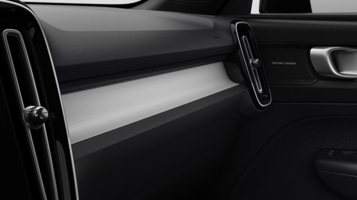 Volvo XC40 B3 AUT PLUS BLACK EDITION na operativní leasing