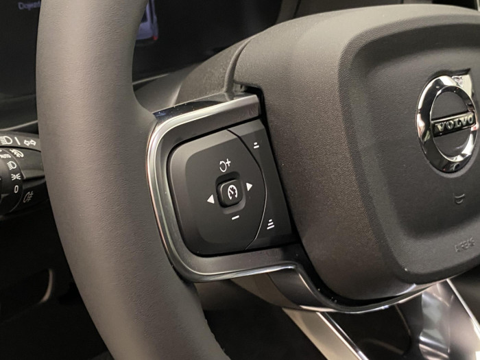 Volvo XC40 B3 AUT DARK PLUS na operativní leasing