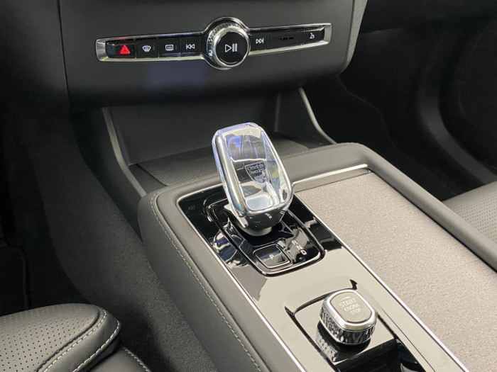 Volvo XC90 T8 AWD Plug-in DARK PLUS 7m na operativní leasing