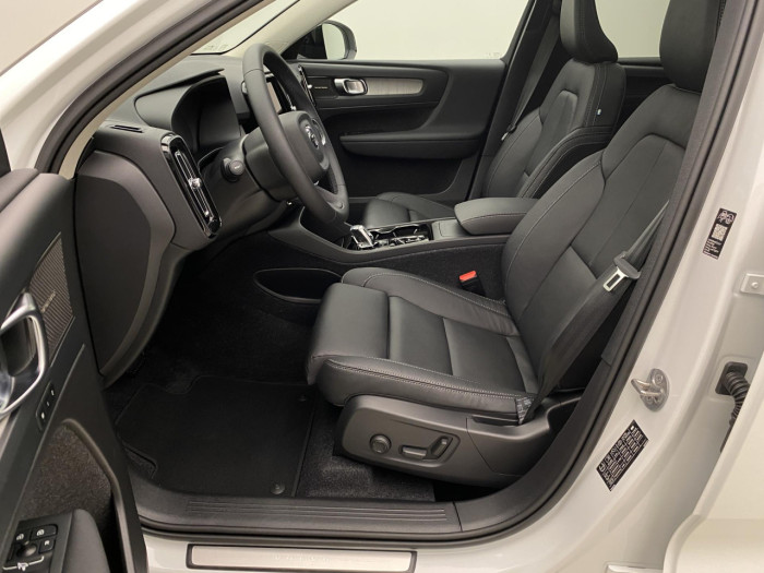 Volvo XC40 B4 AUT DARK PLUS na operativní leasing