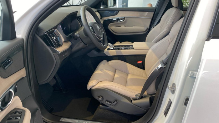 Volvo XC90 PLUS DARK, T8 AWD, 228+107 kW / 310+145 HP na operativní leasing