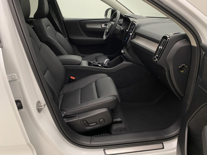 Volvo XC40 B4 AUT DARK PLUS na operativní leasing