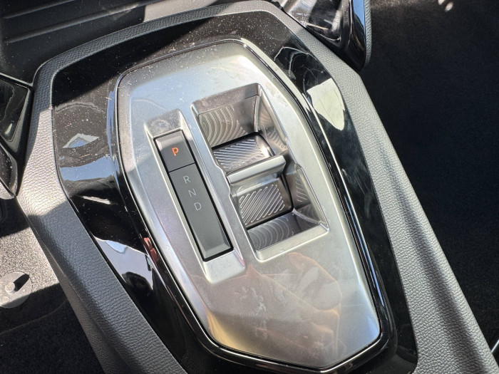 Peugeot 2008 BUSINESS Hybrid  1,2 110 e-DCS6 / 81kW na operativní leasing