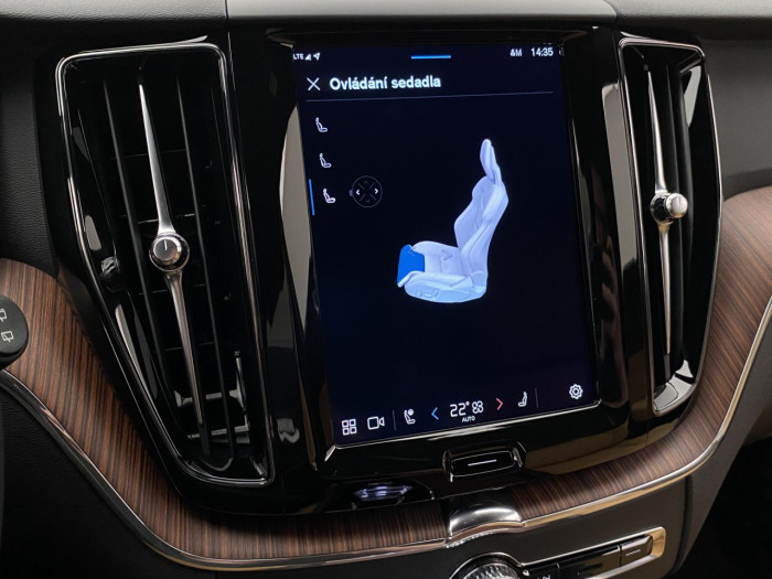 Volvo XC60 B5 AWD AUT DARK PLUS na operativní leasing