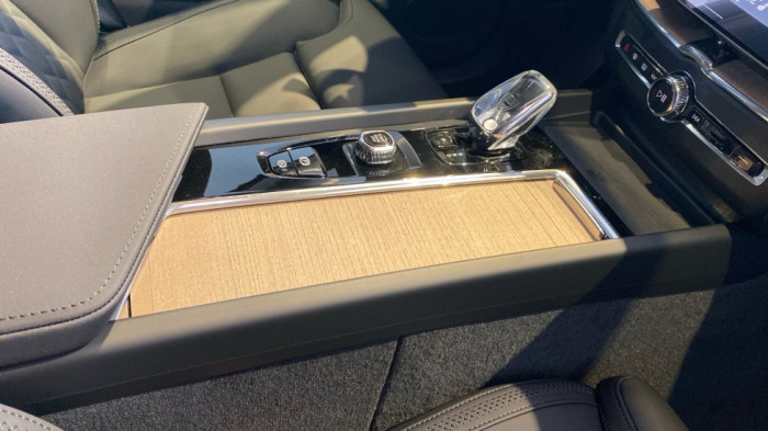 Volvo XC60 PLUS DARK, B5 AWD, 184+10 kW / 250+14 HP na operativní leasing