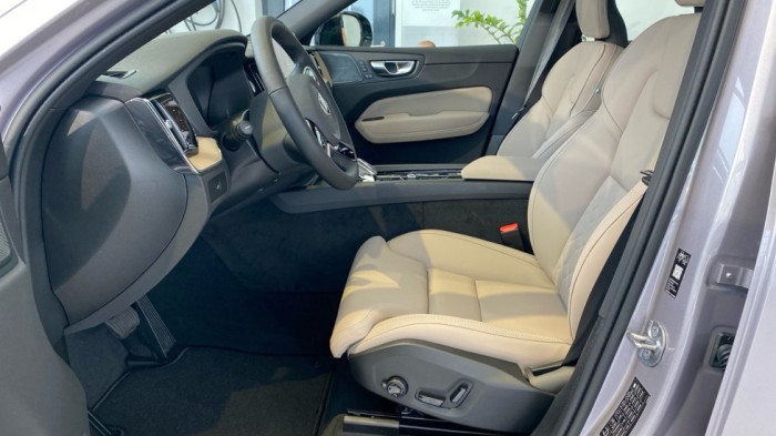 Volvo XC60 PLUS DARK, B5 AWD, 184+10 kW / 250+14 HP na operativní leasing