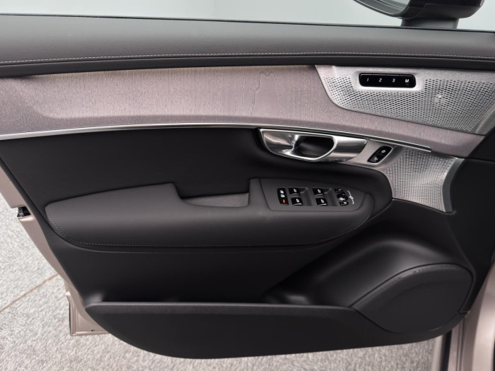 Volvo XC90 T8 AWD Plug-in DARK ULTRA 7 na operativní leasing