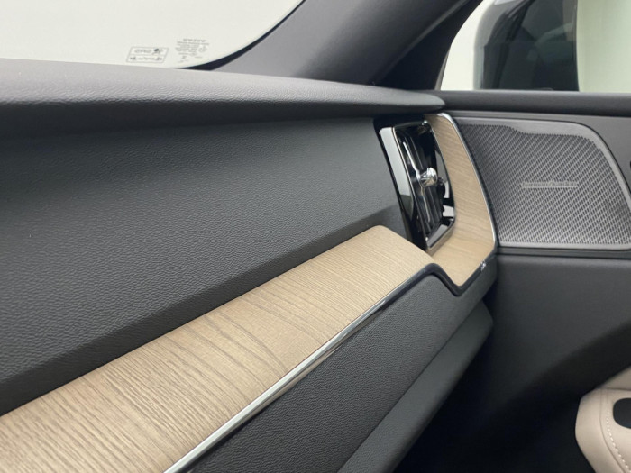 Volvo XC60 B5 AWD AUT DARK PLUS na operativní leasing