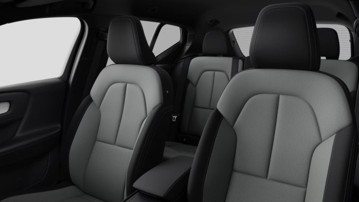 Volvo XC40 B3 AUT DARK PLUS na operativní leasing