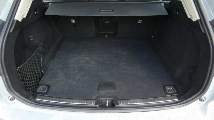 Volvo XC60 B4 mHEV AWD Plus Dark na operativní leasing