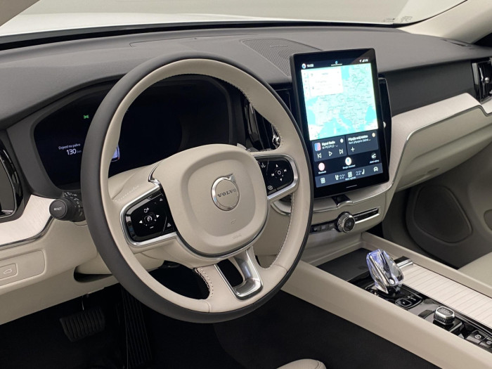 Volvo XC60 B5 AWD AUT DARK PLUS na operativní leasing