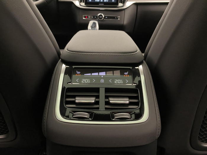 Volvo XC90 T8 AWD Plug-in DARK ULTRA na operativní leasing
