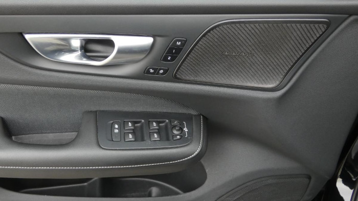 Volvo S60 B5 AWD Ultimate Dark na operativní leasing