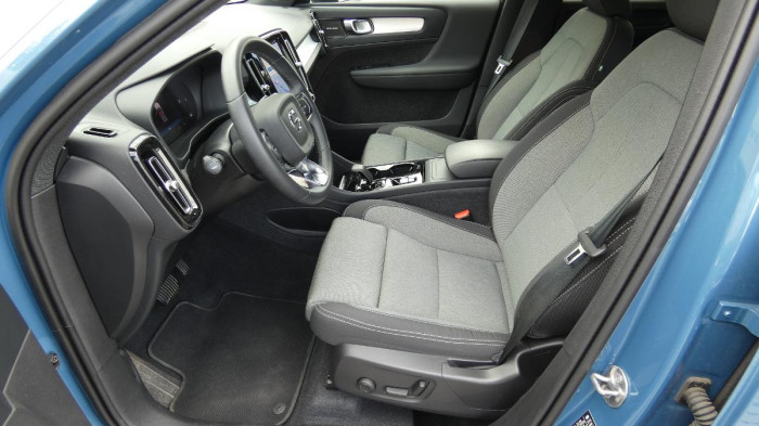 Volvo XC40 B4 AWD mHEV Plus Dark aut. na operativní leasing