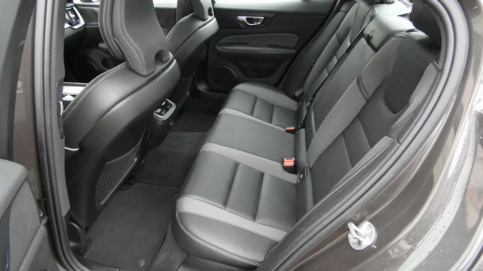 Volvo S60 B5 AWD Ultimate Dark na operativní leasing