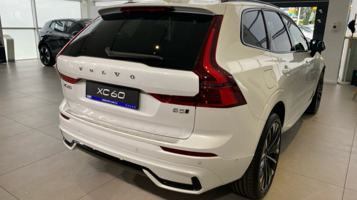 Volvo XC60 PLUS DARK, B5 AWD, 184+10 kW / 250+14 HP na operativní leasing