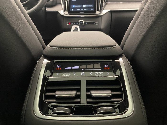 Volvo XC90 T8 AWD Plug-in DARK ULTRA na operativní leasing