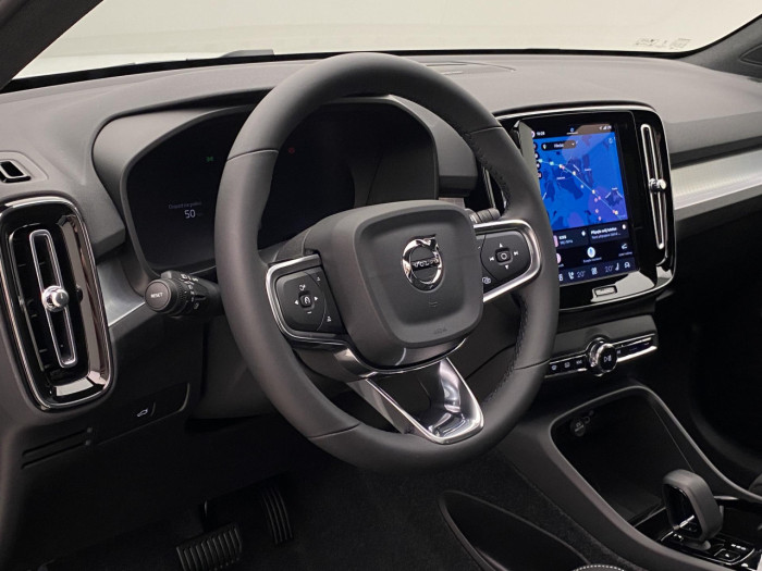 Volvo XC40 B3 AUT DARK PLUS na operativní leasing