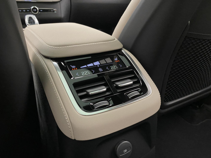 Volvo XC90 T8 AWD Plug-in BRIGHT PLUS 7m na operativní leasing