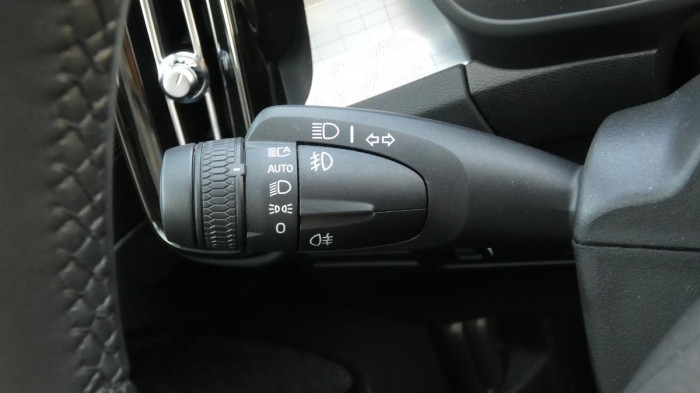 Volvo XC40 T2 FWD Momentum Core na operativní leasing