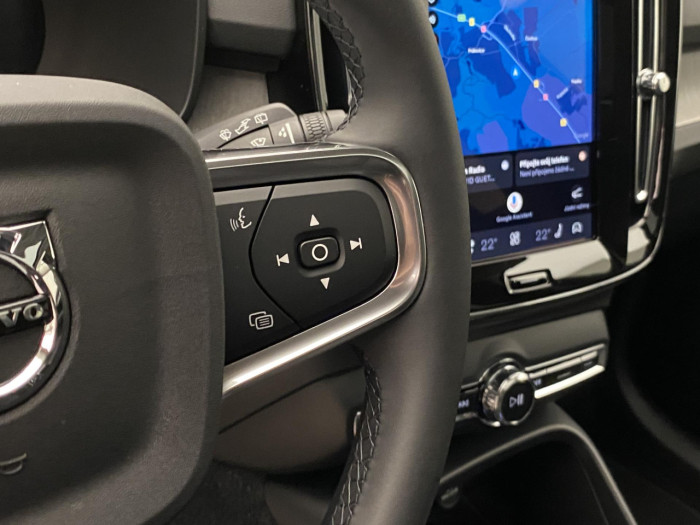 Volvo XC40 B4 AUT DARK PLUS na operativní leasing