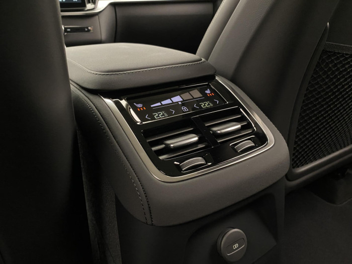 Volvo XC90 T8 AWD Plug-in BRIGHT PLUS 7m na operativní leasing