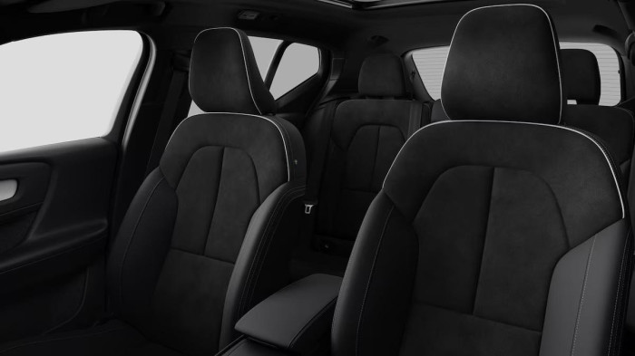 Volvo XC40 B3 AUT DARK PLUS na operativní leasing
